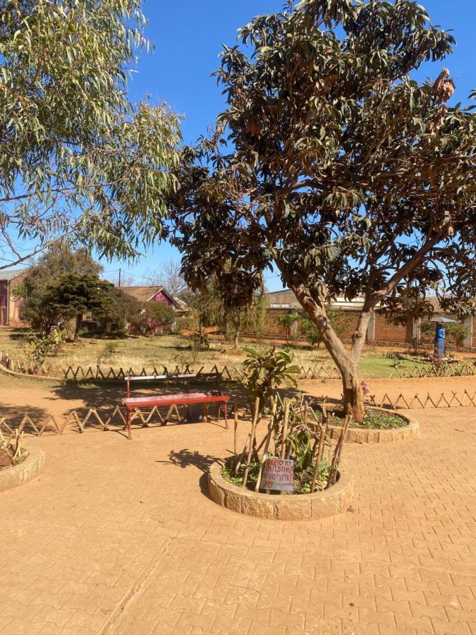 Lycee Picot De Cloriviere Dont Les Revenus Financent L'Education Des Eleves Lägenhet Antsirabe Exteriör bild