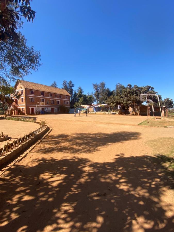Lycee Picot De Cloriviere Dont Les Revenus Financent L'Education Des Eleves Lägenhet Antsirabe Exteriör bild